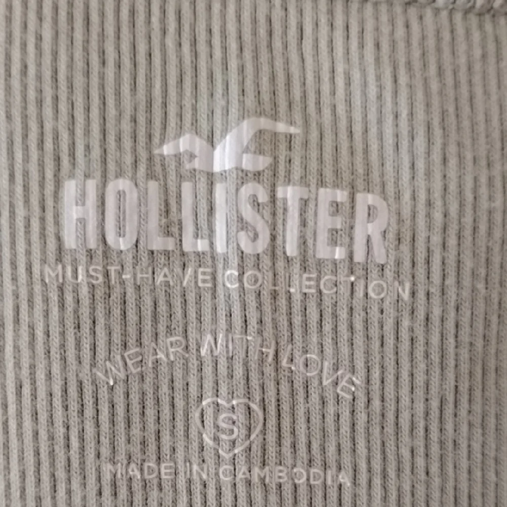 Hollister Olive Short Sleeve V-Neck Top - Picture 5 of 5